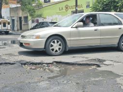 ASFALTO EN RUINAS. En la imagen, el cruce de la calle Federación y Pedro Celestino Negrete, en la Colonia San Juan Bosco.  /