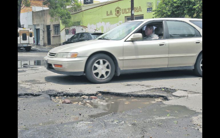 ASFALTO EN RUINAS. En la imagen, el cruce de la calle Federación y Pedro Celestino Negrete, en la Colonia San Juan Bosco.  /