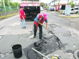 El hoyo de avenida Colón y Rosario Castellanos es uno de los tantos que la cuadrilla de Bacheo y Pavimento ha salido a tapar.  /