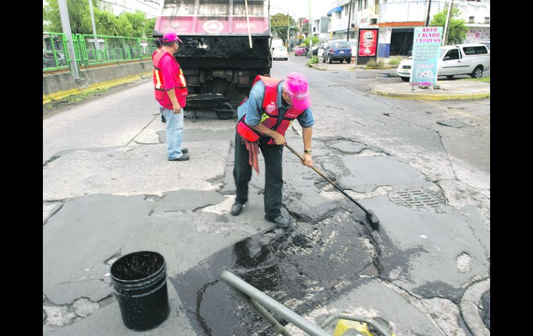 El hoyo de avenida Colón y Rosario Castellanos es uno de los tantos que la cuadrilla de Bacheo y Pavimento ha salido a tapar.  /