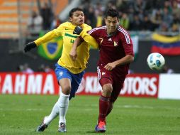 Un mano a mano entre Thiago Silva (Izquierda) y Nicolas Fedor de Venezuela. ARCHIVO  /