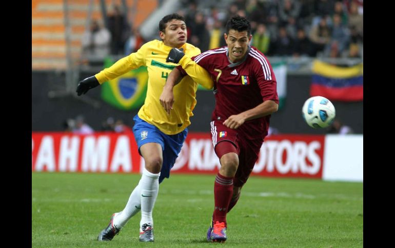 Un mano a mano entre Thiago Silva (Izquierda) y Nicolas Fedor de Venezuela. ARCHIVO  /