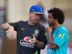 Mario Menezes (izquierda), habla con el jugador brasileño Marcelo, durante un entrenamiento de preparación para Londres 2012. AP  /