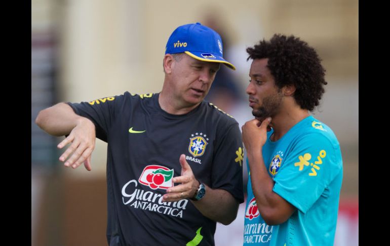 Mario Menezes (izquierda), habla con el jugador brasileño Marcelo, durante un entrenamiento de preparación para Londres 2012. AP  /