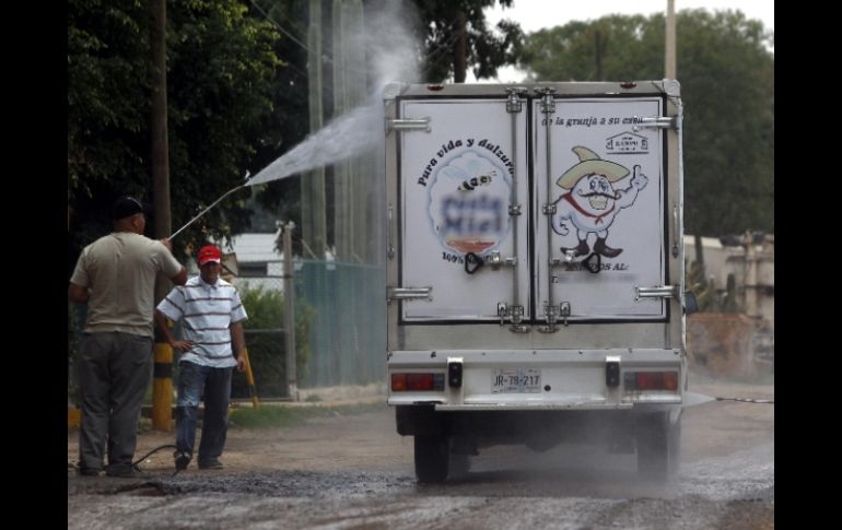 Los empresarios han tomado medidas para evitar el repunte de la enfermedad. EFE  /