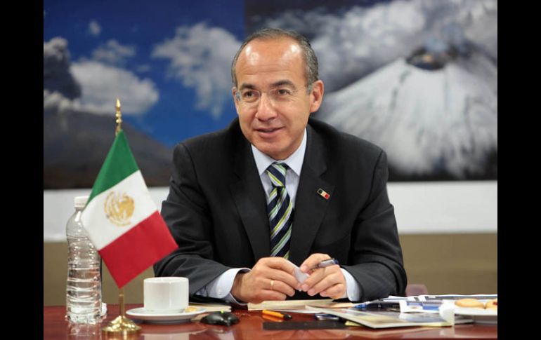 El Presidente de México, Felipe Calderón, durante su visita el Centro Nacional de Prevención de Desastres. NOTIMEX  /