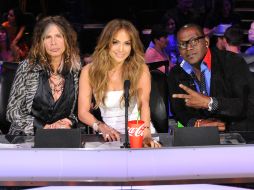 La cantante y actriz estadounidense Jennifer Lopez, con sus compañeros jurado en 'American Idol'. AP  /