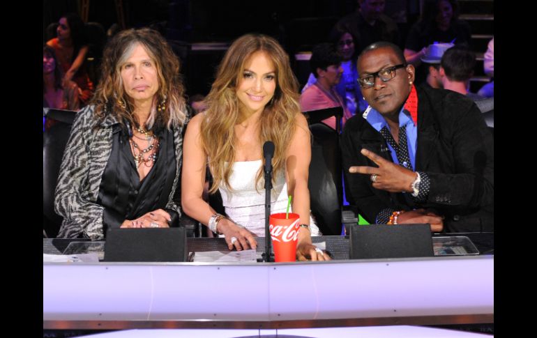 La cantante y actriz estadounidense Jennifer Lopez, con sus compañeros jurado en 'American Idol'. AP  /