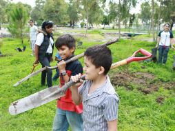 La Asociación Civil Extra colaboró con los arbolitos para reforestar el Parque Metropolitano.  /