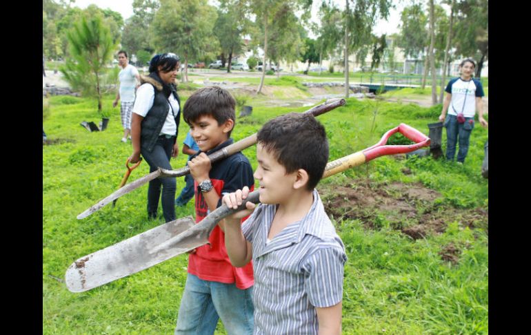 La Asociación Civil Extra colaboró con los arbolitos para reforestar el Parque Metropolitano.  /