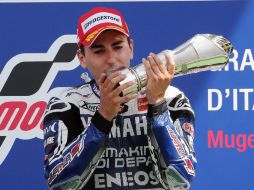 El piloto español de MotoGP Jorge Lorenzo (Yamaha) celebra su victoria en el Gran Premio de Italia de MotoGP. EFE  /