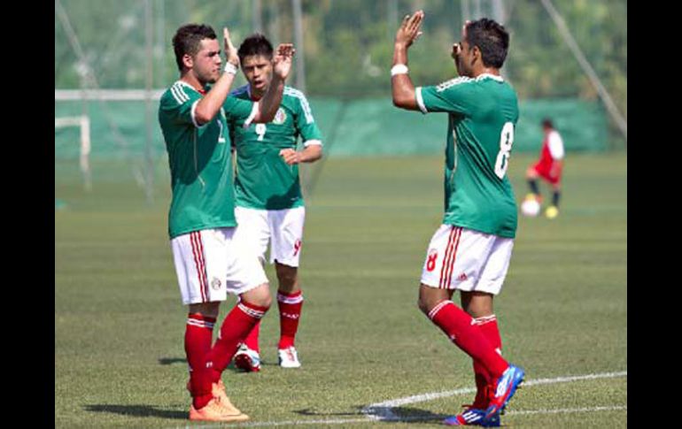 Marco Fabián (der) fue el autor del gol por parte del combinado nacional. ESPECIAL  /