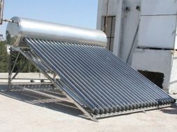 Un calentador solar, en conjunto con un sistema tradicional, asegura la disponibilidad permanente de agua caliente y ahorros. ESPECIAL  /