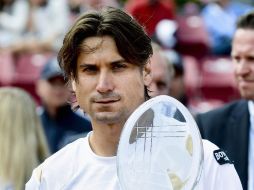 El tenista sostiene su trofeo durante el torneo ATP de Bastad, Suecia. REUTERS  /