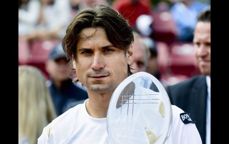 El tenista sostiene su trofeo durante el torneo ATP de Bastad, Suecia. REUTERS  /