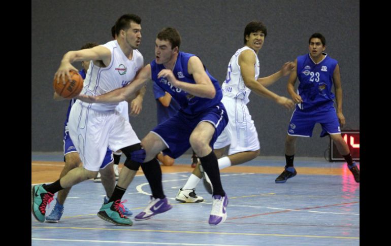 Los tenis recogen información sobre el movimiento del usuario y la transmite de forma inalámbrica a un dispositivo móvil. ARCHIVO  /