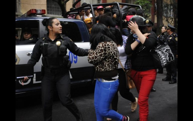 Más de un centenar de jóvenes fueron arrestados por causar desorden público en el Metro y varias calles del DF. EFE  /