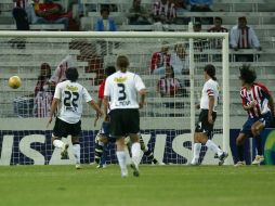 La persona muerta pudo ser fan del club Colo Colo, aquí enfrentando a Chivas en el repechaje de la Copa Libertadores 2005. ARCHIVO  /