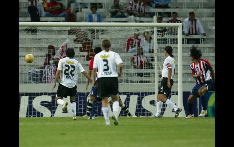 La persona muerta pudo ser fan del club Colo Colo, aquí enfrentando a Chivas en el repechaje de la Copa Libertadores 2005. ARCHIVO  /