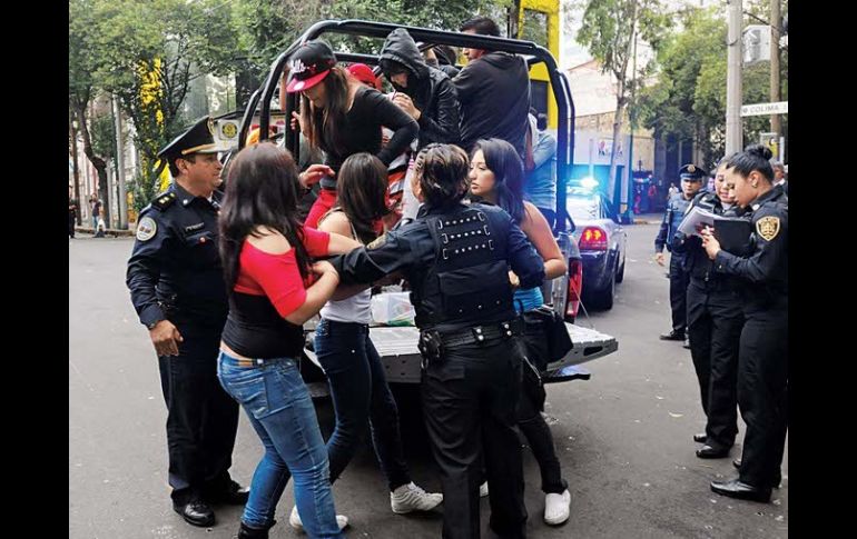 Hoy, 120 jóvenes fueron detenidos por elementos de la Secretaría de Seguridad Pública del DF por disturbios en el Metro. EL UNIVERSAL  /