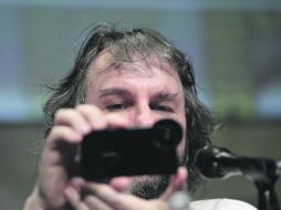 COLECCIONISTA. Peter Jackson no perdió la oportunidad de captar la respuesta que tuvieron los fans al adelanto de ''El hobbit'' REUTERS  /