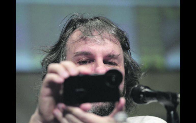 COLECCIONISTA. Peter Jackson no perdió la oportunidad de captar la respuesta que tuvieron los fans al adelanto de ''El hobbit'' REUTERS  /