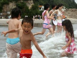 Imagen de los primeros bañantes en la playa de Iwaki en la provincia de Fukushima. AFP  /