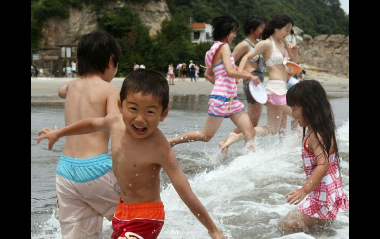 Imagen de los primeros bañantes en la playa de Iwaki en la provincia de Fukushima. AFP  /