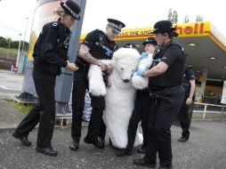 Disfrazado de oso polar, un activista de Greenpeace es detenido en Edimburgo. EFE  /