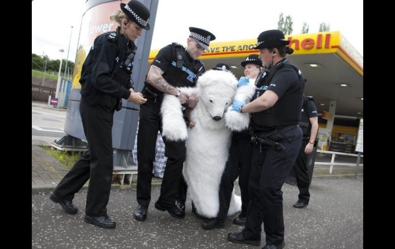 Disfrazado de oso polar, un activista de Greenpeace es detenido en Edimburgo. EFE  /