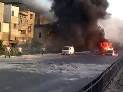 Un vehículo ardiendo en uno de los choques entre los rebeldes sirios y las fuerzas gubernamentales. EFE  /