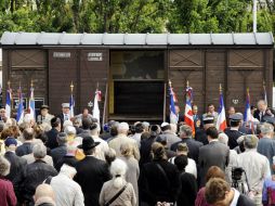 Cientos de personas presentes en el homenaje en Drancy, en la periferia norte de París. AFP  /