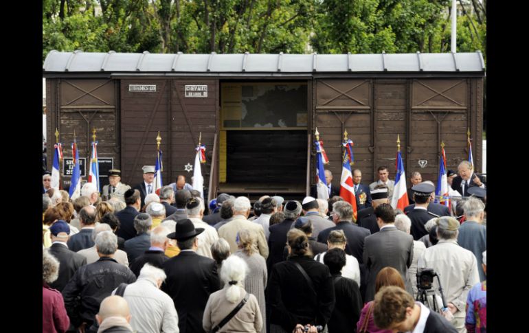 Cientos de personas presentes en el homenaje en Drancy, en la periferia norte de París. AFP  /