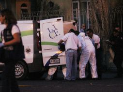 Personal del Instituto Jalisciense de Ciencias Forenses (IJCF) acudió la escena del crimen. ARCHIVO  /