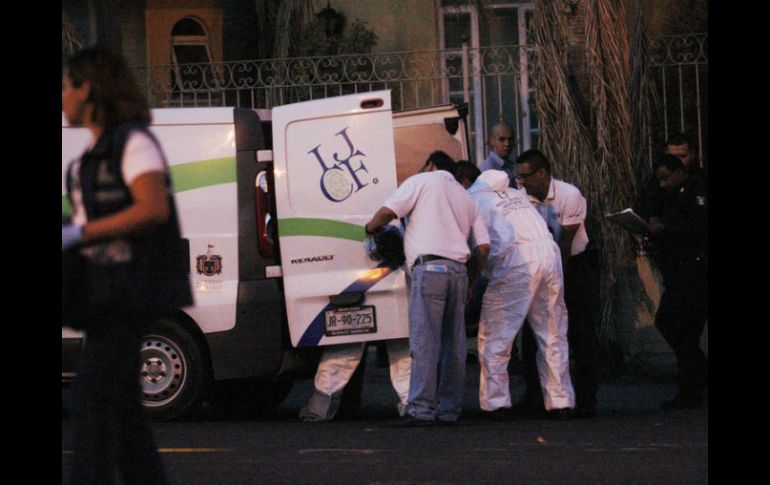 Personal del Instituto Jalisciense de Ciencias Forenses (IJCF) acudió la escena del crimen. ARCHIVO  /