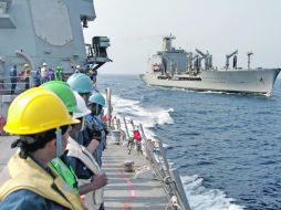 Marineros de EU observan desde otro buque el barco de aprovisionamiento “USNS Rappahannock”, durante maniobras en el Océano Índico. AFP  /