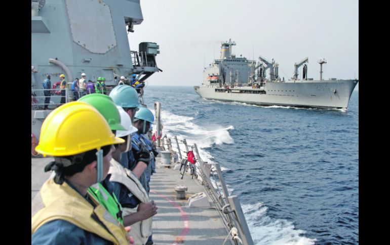 Marineros de EU observan desde otro buque el barco de aprovisionamiento “USNS Rappahannock”, durante maniobras en el Océano Índico. AFP  /