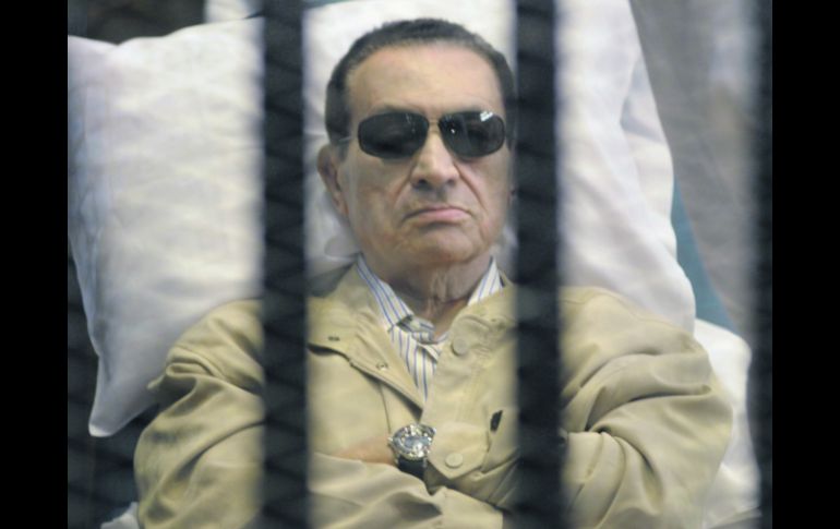 Mubarak fue trasladado del hospital a la prisión bajo un fuerte dispositivo de seguridad. AP  /