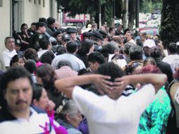 Familiares de los detenidos bloquean los accesos a la Agencia Central de Investigación, a la espera de noticias. EL UNIVERSAL  /