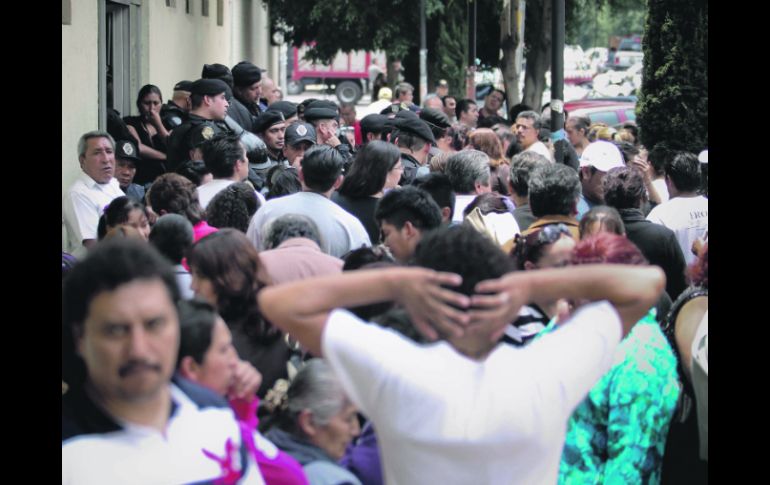 Familiares de los detenidos bloquean los accesos a la Agencia Central de Investigación, a la espera de noticias. EL UNIVERSAL  /