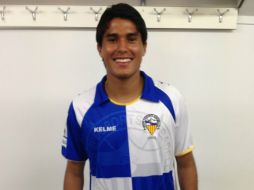 En la imagen, el mexicano porta por primera vez la playera del equipo. @CESabadell. ESPECIAL  /