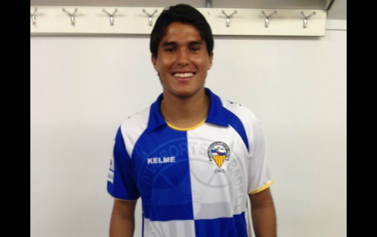 En la imagen, el mexicano porta por primera vez la playera del equipo. @CESabadell. ESPECIAL  /