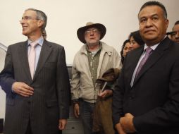 Javier Sicilia dialogó con los senadores José González y Carlos Sotelo , durante la sesión de la Comisión Permanente. EL UNIVERSAL  /