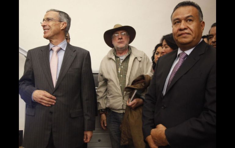 Javier Sicilia dialogó con los senadores José González y Carlos Sotelo , durante la sesión de la Comisión Permanente. EL UNIVERSAL  /