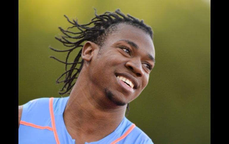 Yohan Blake sonríe después de curzar la meta en una prueba de 100 metros. AFP  /