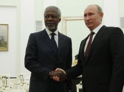 El presidente ruso Vladimir Putin (d) recibe al mediador internacional para Siria, Kofi Annan, en el Kremlin. EFE  /