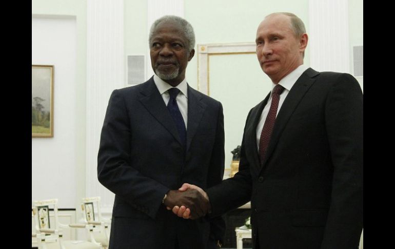 El presidente ruso Vladimir Putin (d) recibe al mediador internacional para Siria, Kofi Annan, en el Kremlin. EFE  /