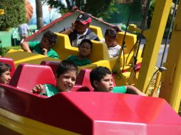 Los chicos regresaron a la acción subiéndose a los carritos chocones y los troncos mojados en Selva Mágica.  /