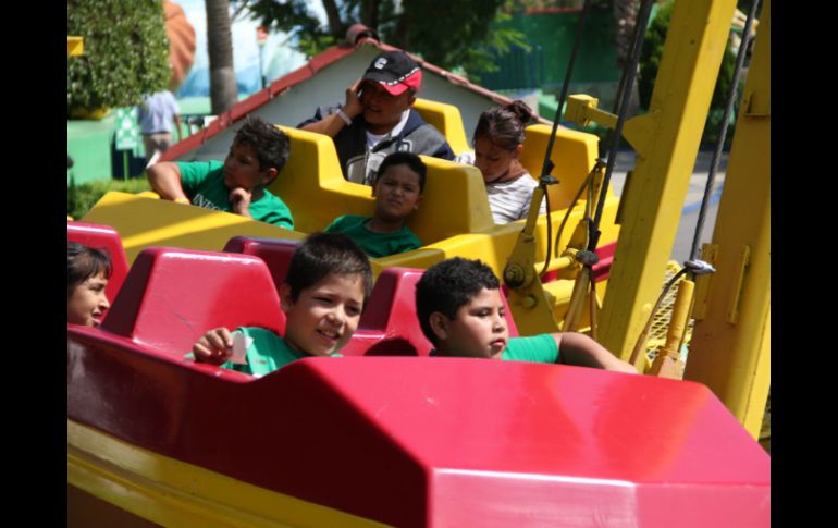 Los chicos regresaron a la acción subiéndose a los carritos chocones y los troncos mojados en Selva Mágica.  /