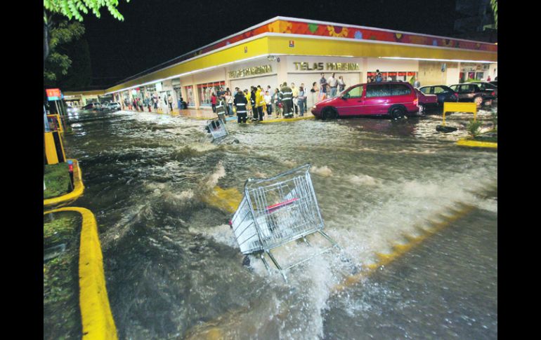 Año con año, mismo escenario. Centro comercial en el cruce de Avenida Mariano Otero y Adolfo López Mateos.  /